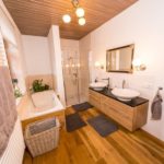 Ferienwohnung Altes Forsthaus - Ein großes Badezimmer mit zwei Waschbecken